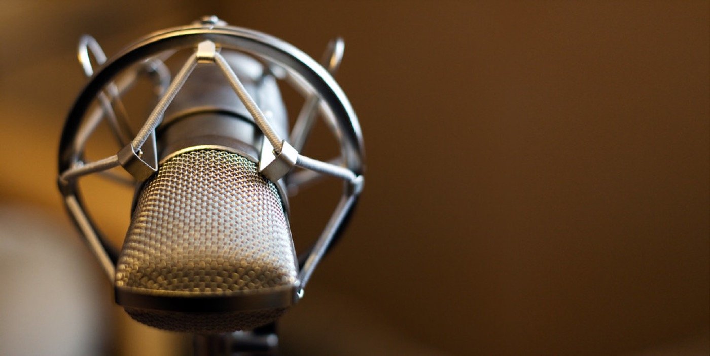Micrófono de condensador montado en araña, listo para grabar un podcast