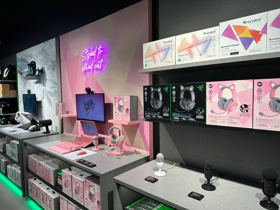 Micrófonos Razer Seiren expuestos en una tienda Razer